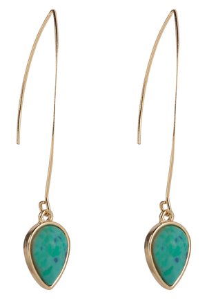 Goldene Tropfenohrringe mit verlängerten Haken, jeweils mit einem tropfenförmigen grün-blau gesprenkelten Edelstein.