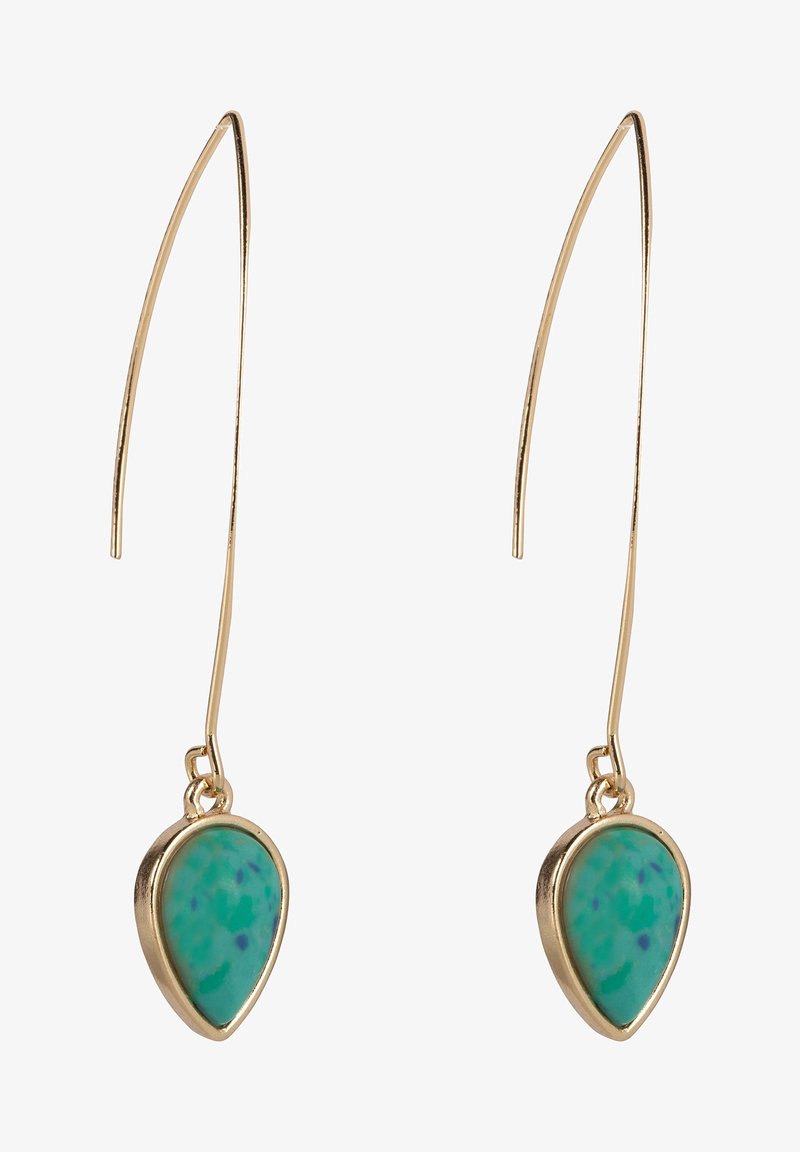Boucles d'oreilles goutte en or avec crochets allongés, chacune ornée d'une pierre précieuse en forme de goutte tachetée de vert et de bleu.