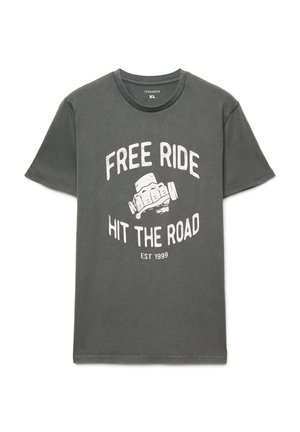 T-shirt in cotone grigio scuro con collo rotondo, con testo bianco e una grafica di una mano che tiene un manubrio. Accentata con "EST 1999."