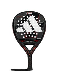 Padel racket met een zwart-rood geometrisch ontwerp, gestructureerd oppervlak, ronde gaten, handvat en polsband voor verbeterde controle.