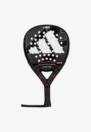 Padel-Schläger mit einem schwarz-roten geometrischen Design, texturierten Oberflächen, kreisförmigen Löchern, Griffform und Handgelenkschlaufe für besseren Kontrolle.