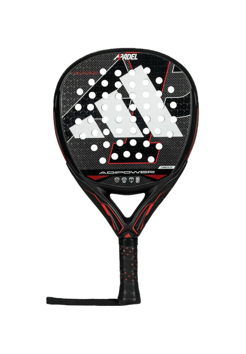 Padel racket met een zwart-rood geometrisch ontwerp, gestructureerd oppervlak, ronde gaten, handvat en polsband voor verbeterde controle.