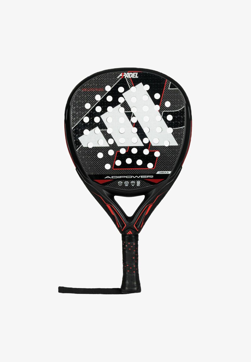 Padel racket met een zwart-rood geometrisch ontwerp, gestructureerd oppervlak, ronde gaten, handvat en polsband voor verbeterde controle.