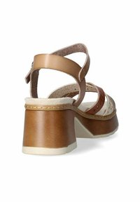 Sandalias de cuero marrón con tacón estructurado, que cuentan con una suela texturizada, múltiples tiras y un interior acolchado.