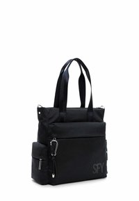 Melnas neilona rokassomas ar diviem rokturiem, priekšējo rāvējslēdzēja kabatu un strukturētu virsmu. Iespējas ietver diskreto logo un sudraba krāsas aparatūru.