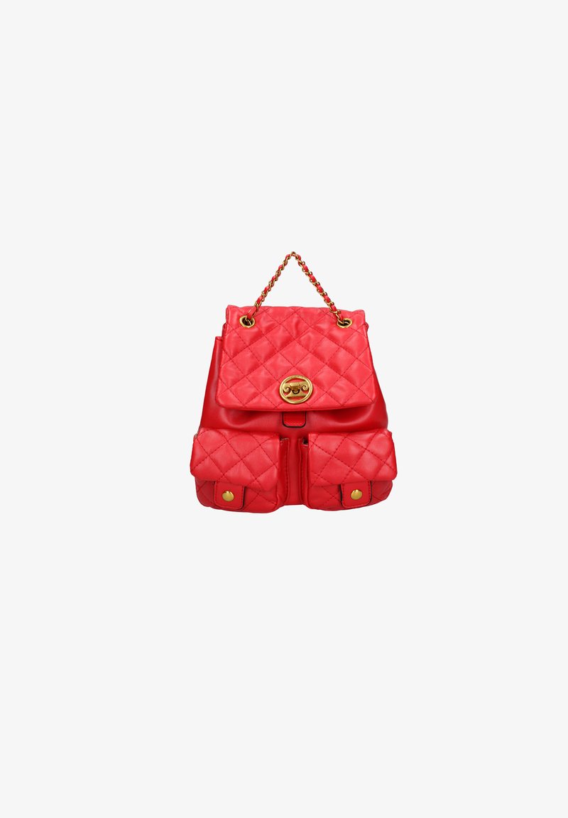 Sac à dos matelassé rouge avec quincaillerie dorée, doté d'un rabat supérieur, d'une bandoulière en chaîne et de deux poches avant avec fermetures à pression. Texture lisse.