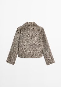 Giacca a stampa leopardata marrone con maniche lunghe, colletto e design corto. Il tessuto ha una texture morbida e un motivo uniforme.