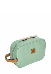 Bolsa de cosméticos verde menta de forma rectangular, con detalles en cuero, cierre de cremallera y un asa para un fácil transporte. Detalle de hardware plateado.