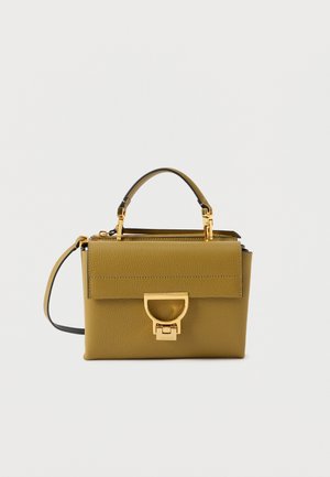 Piccola borsa a mano in pelle verde oliva con manico superiore, chiusura dorata e tracolla rimovibile su sfondo bianco.