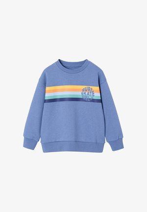 Blaues Sweatshirt mit Rundhalsausschnitt und gelben, orangen, hellblauen und marineblauen Streifen über der Brust sowie rundem Text "SURF SKATE SUN" auf der linken Seite.