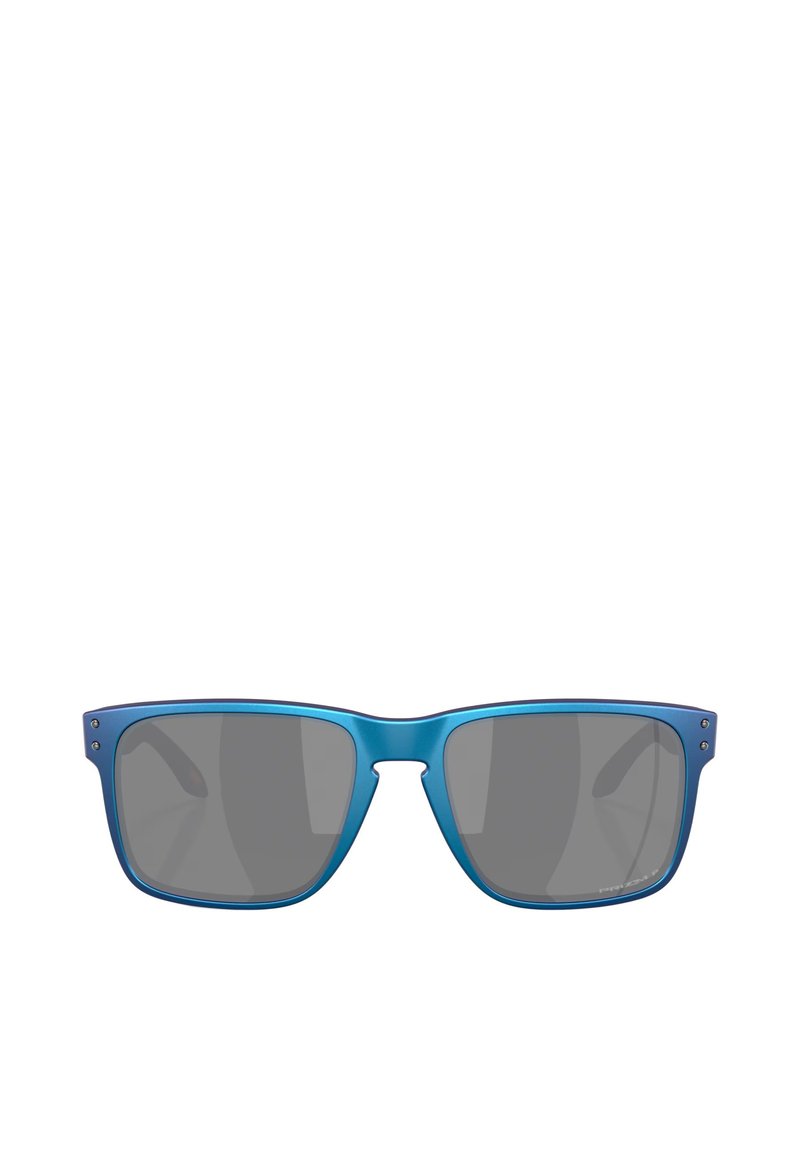 Occhiali da sole blu con montatura quadrata, accentuazioni in metallo e lenti grigie. Texture liscia con un leggero gradiente dal blu scuro al blu chiaro.