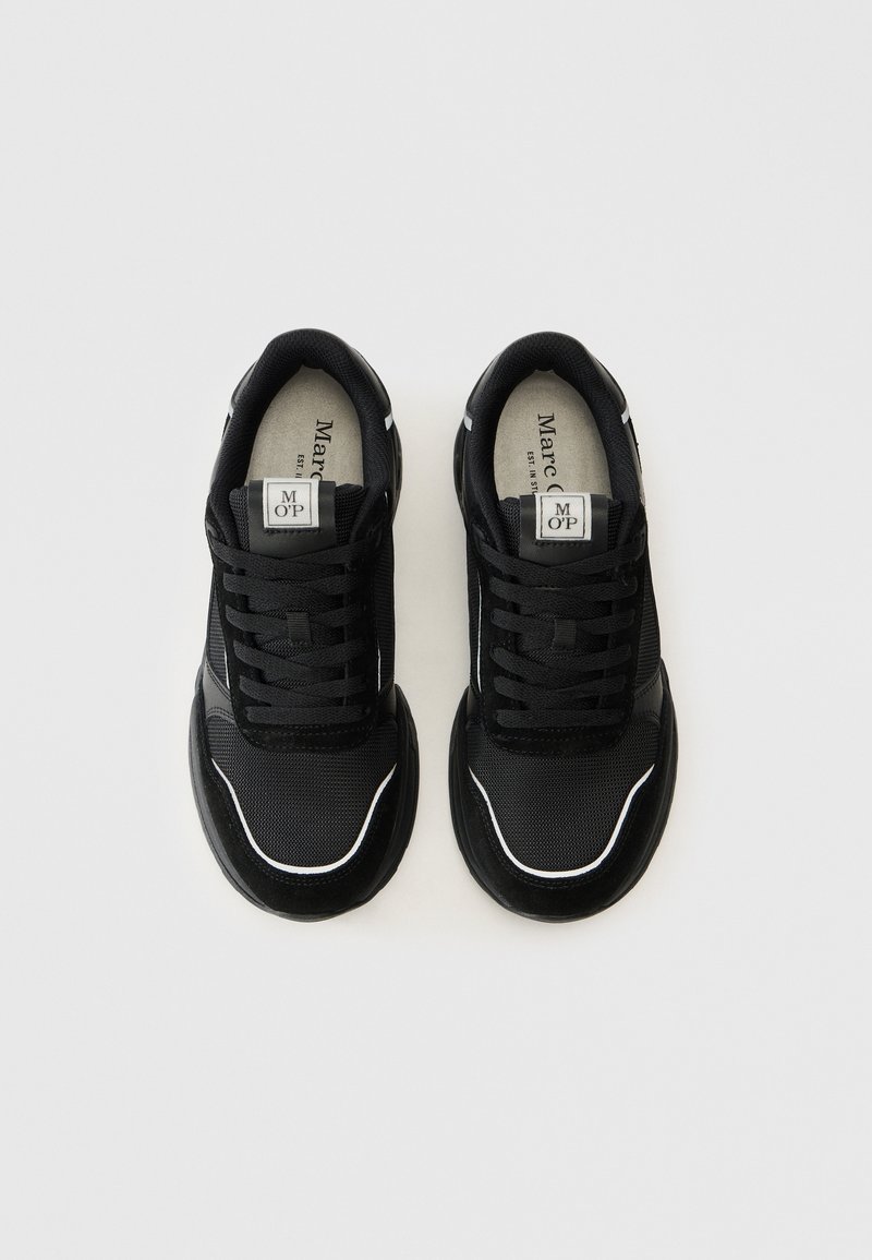 Schwarze Sneakers mit einem Obermaterial aus Textil, ausgestattet mit strukturierten Einsätzen, weißen Streifen, runder Zehenpartie und strukturierten Gummisohlen. Die Schnürsenkel sind in das Design integriert.