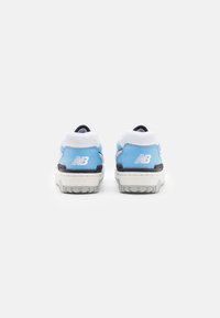 Niebieskie i białe sneakersy z zamszową i siateczkową cholewką. Posiadają wyściełany kołnierz, kontrastującą ciemną podeszwę oraz logo na pięcie.