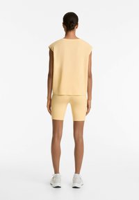 OYSHO SLEEVELESS SEAMLESS - Jednoduché tričko - yellow
