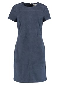 Robe en daim bleu marine à manches courtes, col rond et coupe droite. Présente des détails de coutures pour la structure et la texture.