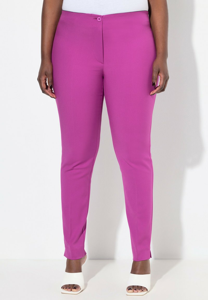 Pantaloni aderenti a vita alta in tessuto rosa brillante con una finitura liscia, dotati di chiusura frontale a bottone e gambe affusolate.