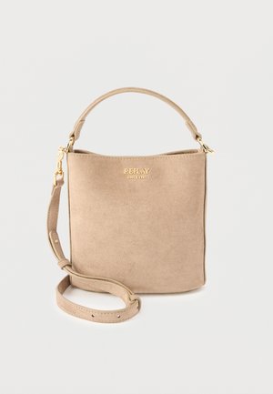 Τσάντα χειρός Replay από μπεζ σουέντ, με χειρολαβή στο επάνω μέρος, ρυθμιζόμενο λουρί ώμου και εξαρτήματα σε χρυσό τόνο σε απλό φόντο.