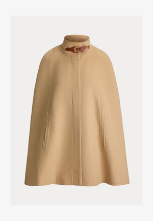 Capa de lana beige con un alto collar, detalle de hebilla y dos bolsillos laterales. Textura suave y corte recto hasta la rodilla.