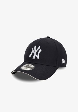 Gorra de béisbol azul marino hecha de mezcla de algodón con logotipo bordado en blanco. Cuenta con visera curvada y correa ajustable. Diseñada para la comodidad.