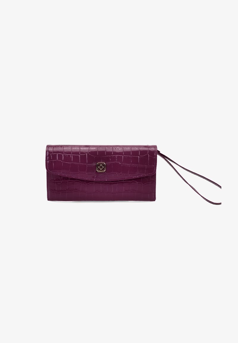 Portefeuille en cuir violet gaufré crocodile avec une fermeture à rabat, agrémenté d'accents en métal doré et d'une sangle pour le poignet. Texture lisse.