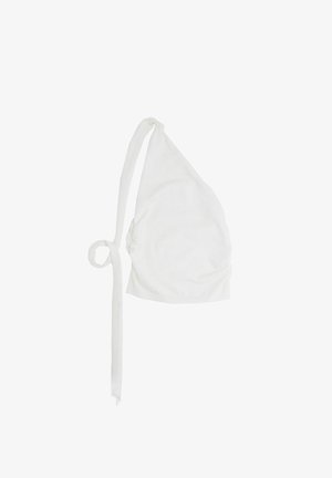 Weißes Baumwollkopftuch mit spitzem oberen Ende und langem Bindeband, das auf einer Seite eine geraffte Details aufweist. Glatte Textur und flexibles Design.