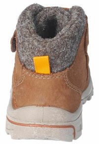 Botín de ante marrón con un cuello de fieltro gris, una pestaña de tirón naranja y una suela de goma texturizada. Presenta detalles de costura alrededor de los bordes.