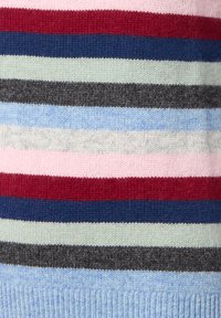 Breipatroon met horizontale strepen in roze, rood, blauw, lichtgroen, grijs en lichtblauw, met zichtbare textuur en kleurcontrast.