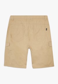 Pantaloni cargo beige in cotone con due tasche posteriori, tasche laterali cargo, zip e passanti per cintura. Texture liscia con dettagli cuciti.