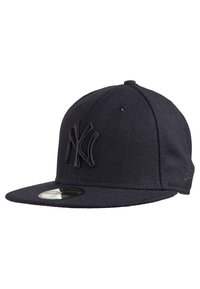 Cappello da baseball nero dei New York Yankees con visiera piatta e logo ricamato sul davanti, visto leggermente di lato.