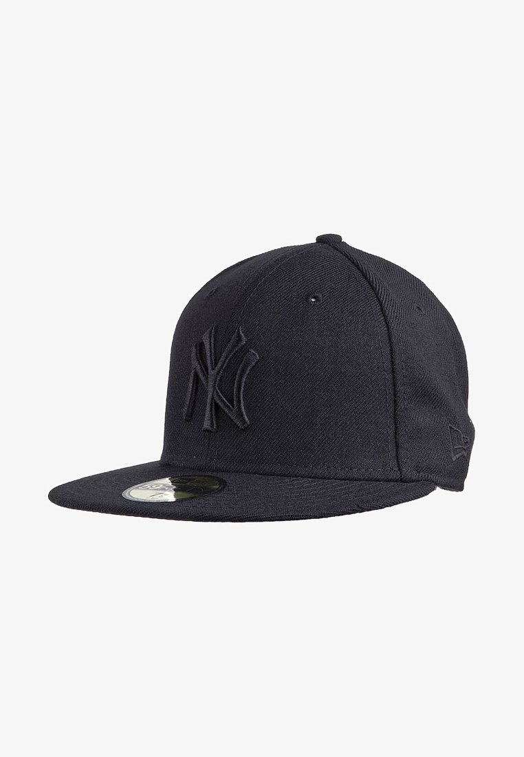 Cappello da baseball nero dei New York Yankees con visiera piatta e logo ricamato sul davanti, visto leggermente di lato.