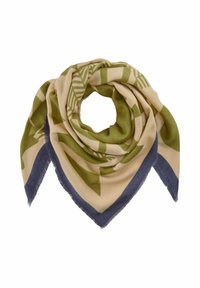 Écharpe triangulaire en beige et vert olive à motifs, avec des bords frangés bleu marine, pliée en forme circulaire sur fond blanc.