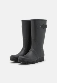 Bottes de pluie en caoutchouc noir avec une tige haute, une semelle plate et une sangle réglable sur le côté. Texture lisse et design sans coutures.