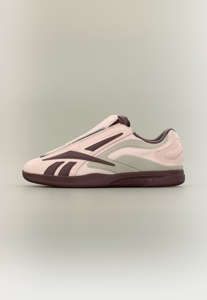 Hellrosa und grauer Sneaker mit dunkelbrauner Sohle und Akzenten, von der Seite auf neutralem Hintergrund gezeigt.