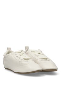 Zapatos de imitación de cuero blanco con un perfil bajo, puntera redondeada, diseño de cordones y una suela de goma marrón flexible. Detalle texturizado en los laterales.