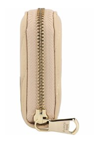 Beige genähte Geldbörse mit goldfarbenem Reißverschluss, aus strukturiertem Stoff und glattem Besatz. Kompakte rechteckige Form mit Markenhardware-Detail.