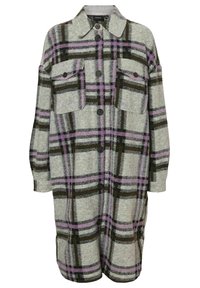 Vestido camisa de franela en gris con un patrón de cuadros en negro y rosa. Cuenta con dos bolsillos en el pecho y un cierre de botones en la parte frontal. Mangas largas, corte relajado.