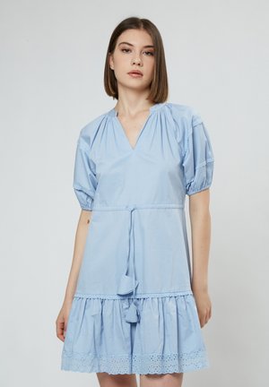Robe courte bleu clair avec des manches bouffantes, décolleté en V et un ourlet en couches avec volants. Présente une bordure en dentelle et un détail de lien à la taille.
