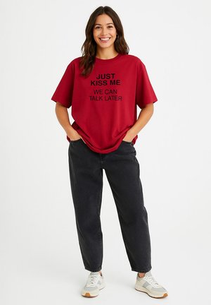 KISS ME - T-shirt print - dark cherry