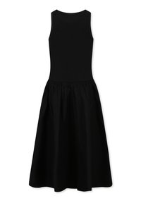 Robe sans manches noire avec un corsage ajusté et une jupe évasée et froncée. Fabriquée dans un tissu doux, elle présente une texture lisse et un design simple.