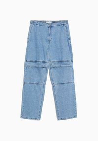 Ljusblå denimbyxor med vida ben, synliga sömdetaljer över låren och knäna, framfickor och knäppning i midjan.