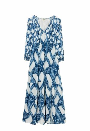 Ein blau-weiß gemustertes Kleid mit langen Ärmel, einem V-Ausschnitt, einem gestuften Rock und einem strukturierten Stoff mit einem Blättermuster.