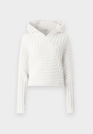 Valge kudumisega kapuutsiga sviiter, millel on pikad varrukad ja soonikkoes muster, natuke volditud varrukaotstes, esitatud tasasel taustal.