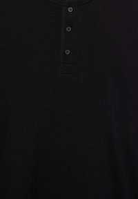 Schwarzes Baumwoll-Henley-Shirt mit rundem Halsausschnitt, drei-Knopf-Leiste und dezentem Kreuzstichdetail unter den Knöpfen.
