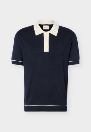 Polo a maniche corte blu navy con colletto bianco, patta con bottoni e sottile bordo bianco su polsini e orlo.