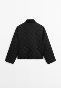 Giacca nera trapuntata con collo, design corto e maniche lunghe. Presenta un motivo a diamante nel tessuto, con una superficie liscia.