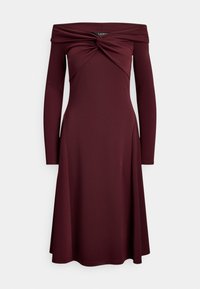 Burgundska obleka z odkrojenimi rameni in dolgimi rokavi, z zasukanim zgornjim delom in razširjeno krilom, izdelana iz gladkega, raztegljivega materiala.