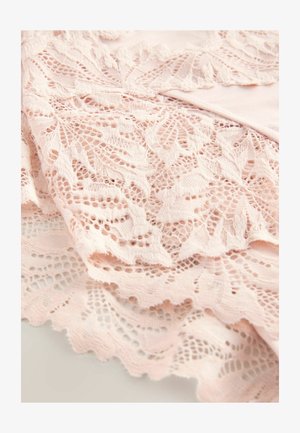 Roze čipkasta tkanina s cvjetnim uzorcima, s složenim detaljima i valovitim rubovima, složena preko glatke osnovne tkanine.