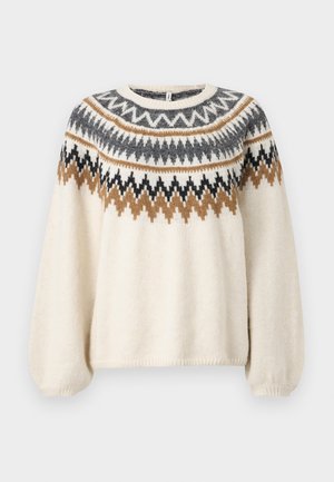 Maglione di maglia crema con scollo rotondo, caratterizzato da motivi geometrici a zigzag in marrone, nero e grigio sulle spalle e sul petto superiore.