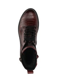 Dunkelrote Knöchelstiefel mit Krokodilprägung, schwarzen Schnürsenkeln und seitlichem Reißverschluss, von oben auf einem weißen Hintergrund betrachtet.