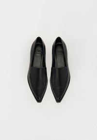 Zapatos de piel negra tipo mocasín con diseño de punta afilada. Textura suave con un hardware mínimo, que incluye un sutil logo en la plantilla.
